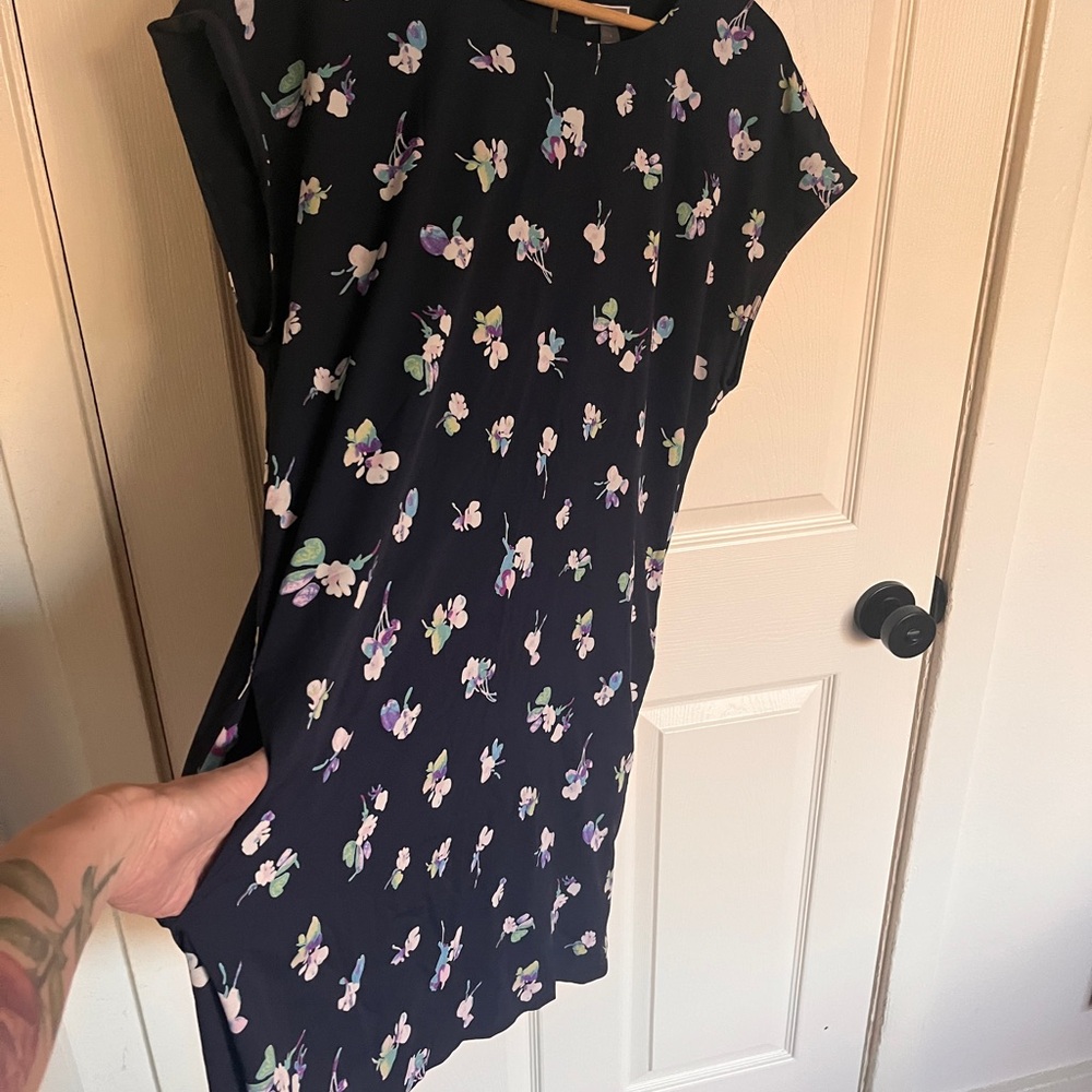 Chelsea28 Navy Dress with Floral Pattern - Loose Fit Mini Dress with Pockets